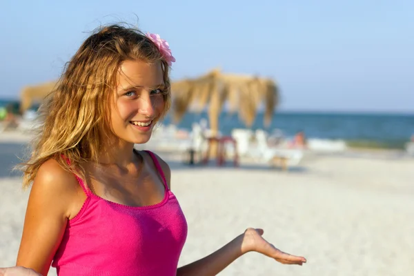 Feliz adolescente chica en la playa — Foto de Stock