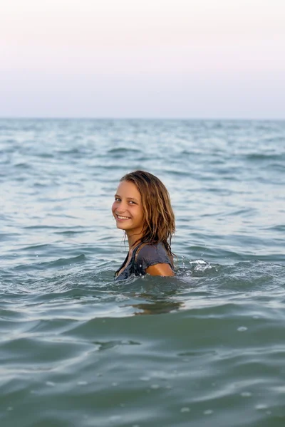 Lachende tiener meisje in de zee — Stockfoto