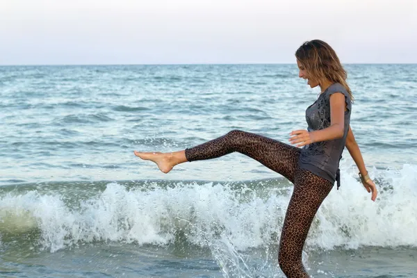 Meisje met plezier in de zee — Stockfoto