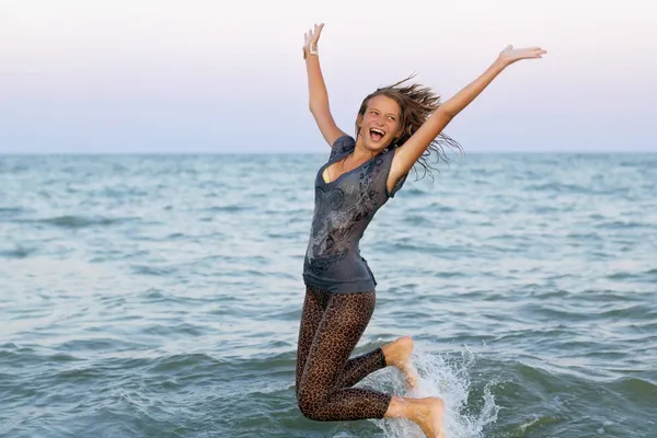 Glada våt tonåring tjej — Stockfoto