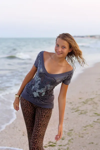 Menina sorridente em roupas molhadas — Fotografia de Stock