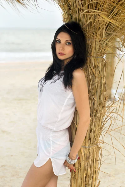 Atraktivní mladá bruneta na pláži — Stock fotografie