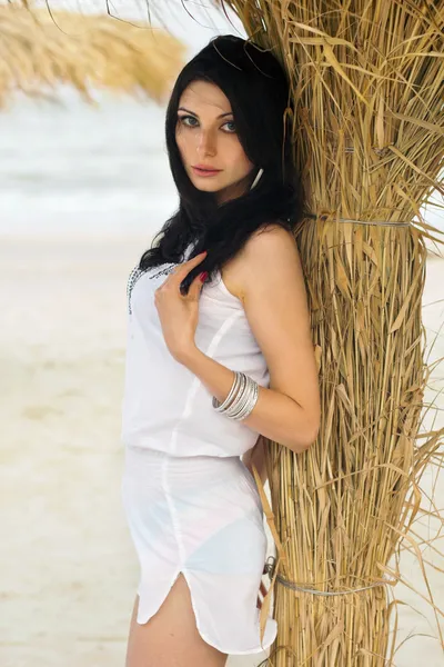 Jonge brunette op een strand — Stockfoto