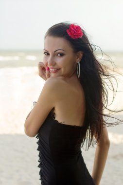 gülümseyen güzel genç esmer