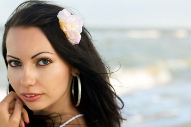 Sahilde güzel bayanı