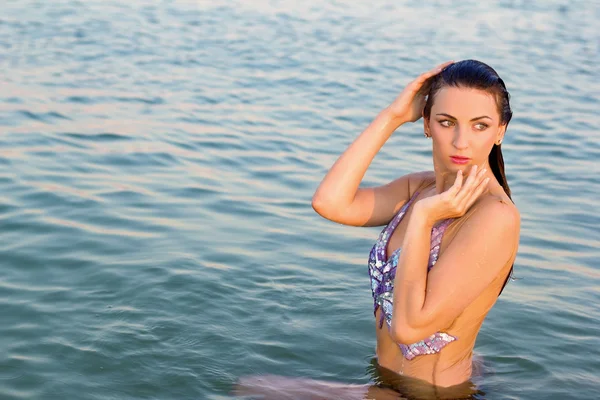 Carino giovane donna in acqua — Foto Stock