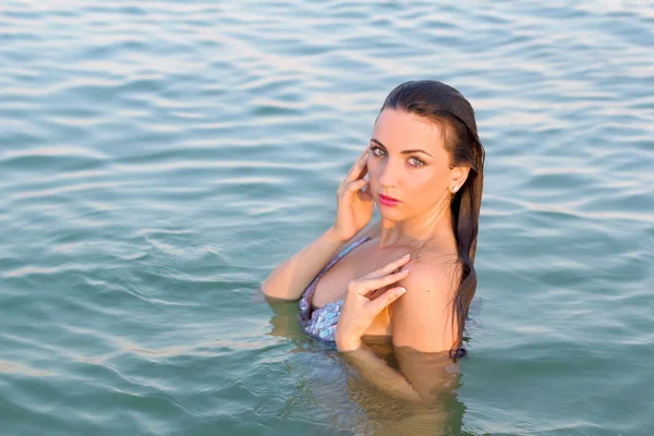 Mokrá mladá žena ve vodě — Stock fotografie
