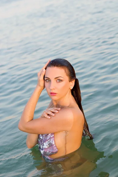 Carino bagnato giovane donna in acqua — Foto Stock