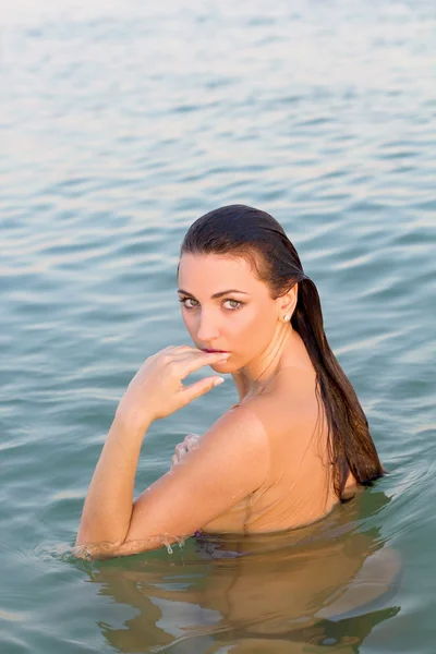 Attraente bagnato giovane donna in acqua — Foto Stock