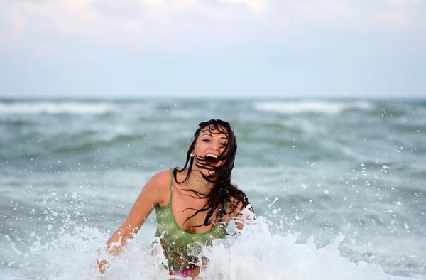 Veselé mokré mladá žena — Stock fotografie