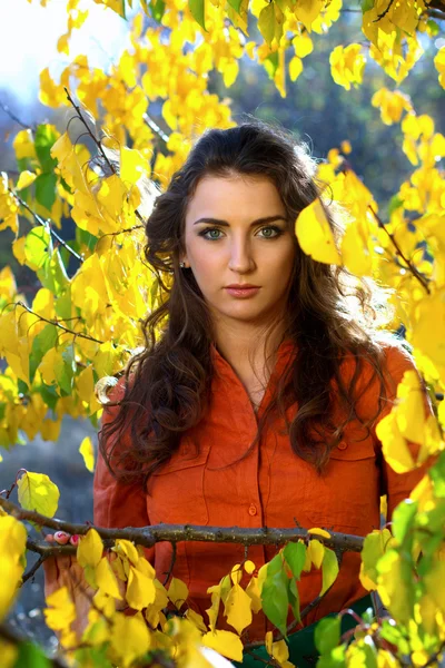 Mujer joven al aire libre —  Fotos de Stock