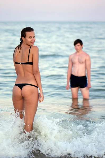 Pareja joven en el mar — Foto de Stock