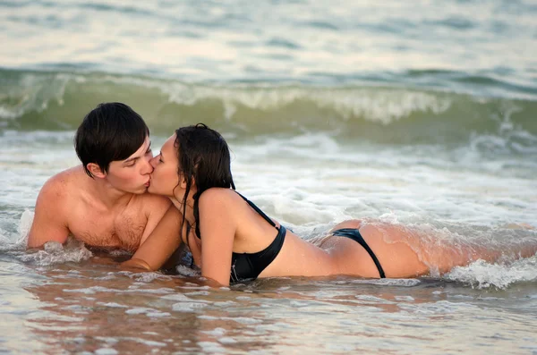 Jovem casal beijando — Fotografia de Stock