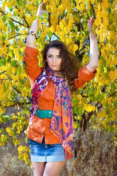 Pretty young woman outdoors — Stock Photo, Image