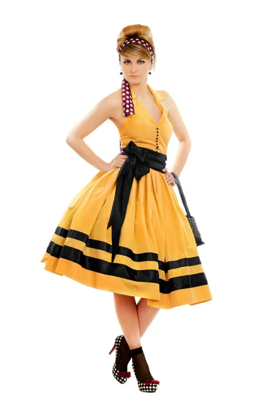 黄色のドレスで素敵な若い女性 — ストック写真