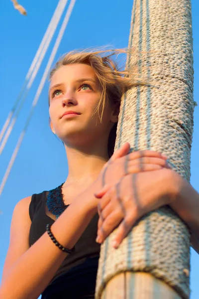 Mignon adolescent fille en plein air — Photo