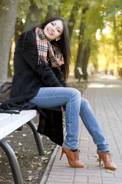 Feliz joven morena — Foto de Stock