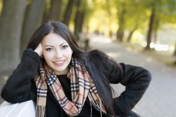 Lachende jonge vrouw in herfst park — Stockfoto