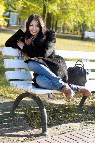 Glimlachende jonge vrouw — Stockfoto