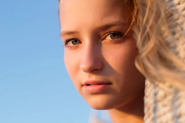 Krásné dospívající dívka venku — Stock fotografie