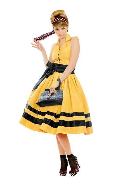 Jolie jeune femme en robe jaune — Photo