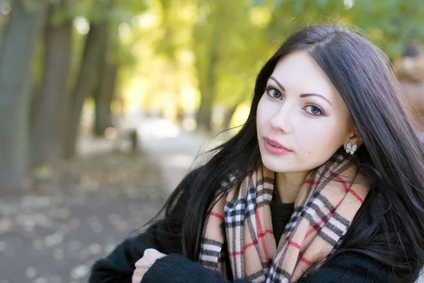 Linda mujer joven en el parque de otoño — Foto de Stock