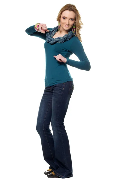 Jonge vrouw in een blue jeans — Stockfoto