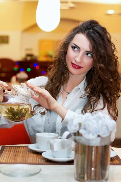 Woman pours tea — Stock Photo, Image