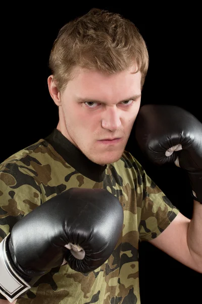 Joven enojado en guantes de boxeo — Foto de Stock