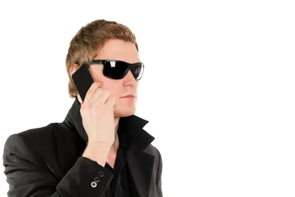 Uomo in nero con un telefono — Foto Stock