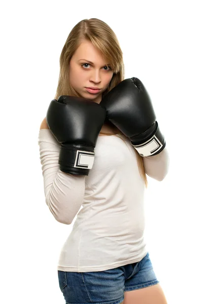 Ung kvinna poserar med boxhandskar — Stockfoto