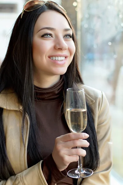 Schöne, fröhliche Frau — Stockfoto