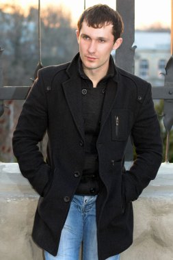 Düşünceli genç adam.