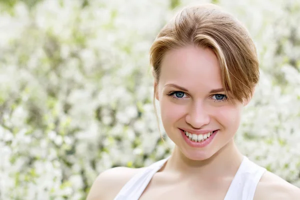 Smiling young blond woman — Stock Photo, Image