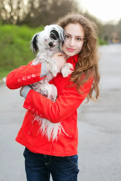 Brunette knuffelen hondje — Stockfoto