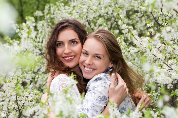 Deux jolies femmes souriantes — Photo