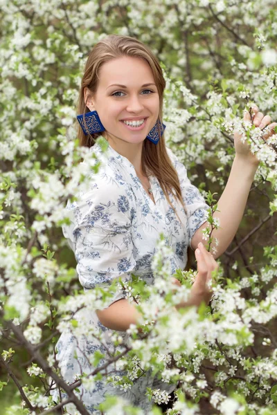 Bella signora bionda sorridente — Foto Stock