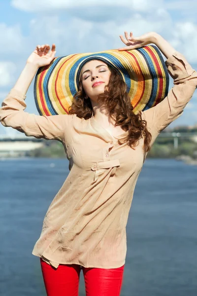 Morena usando chapéu colorido — Fotografia de Stock