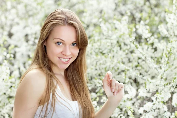 Lekfull blond kvinna — Stockfoto