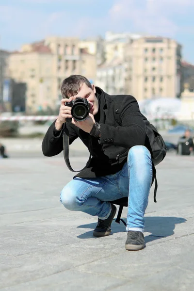 Junger Mann mit Kamera — Stockfoto