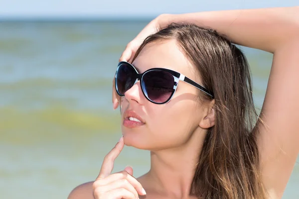 Mujer sexy en la playa — Foto de Stock