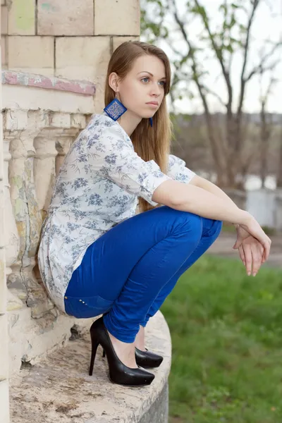 Joven mujer rubia reflexiva — Foto de Stock