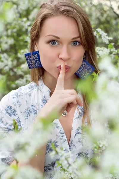 Mooie blonde vrouw — Stockfoto