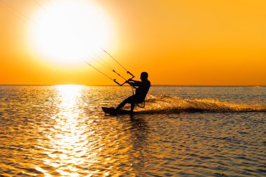 bir kitesurfer silüeti