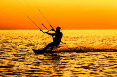 bir kitesurfer silüeti