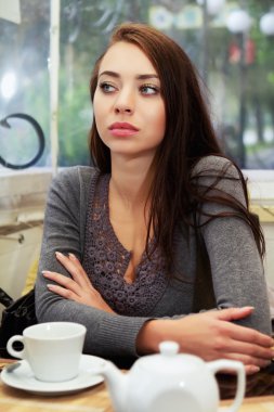 oldukça neşesiz kadın