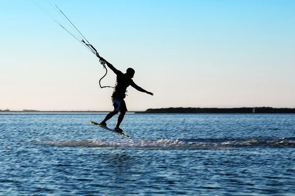 Silhouette di un kitesurfer — Foto Stock