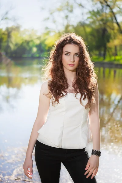 Pretty brunette near the pond — Stock Photo, Image