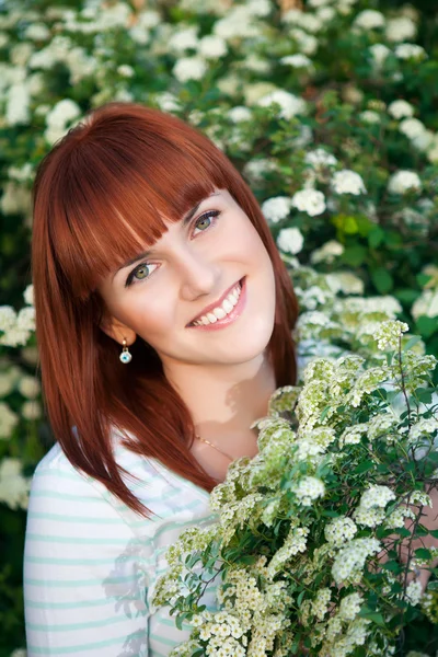 Mulher de cabelos vermelhos sorridente — Fotografia de Stock