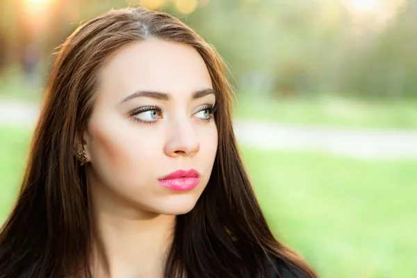 Giovane donna attraente — Foto Stock